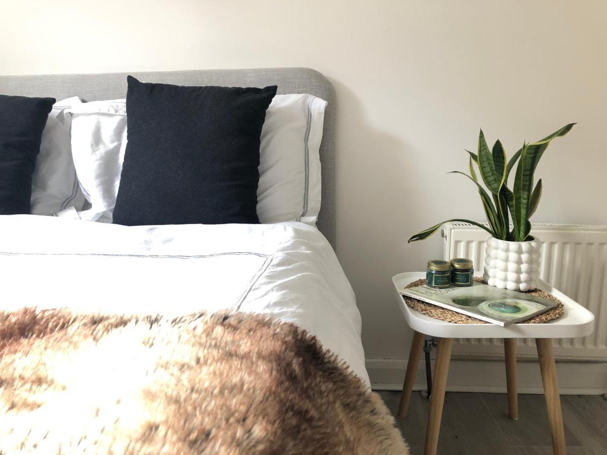 Bright Chiswick Apartment - Great Location Лондон Экстерьер фото