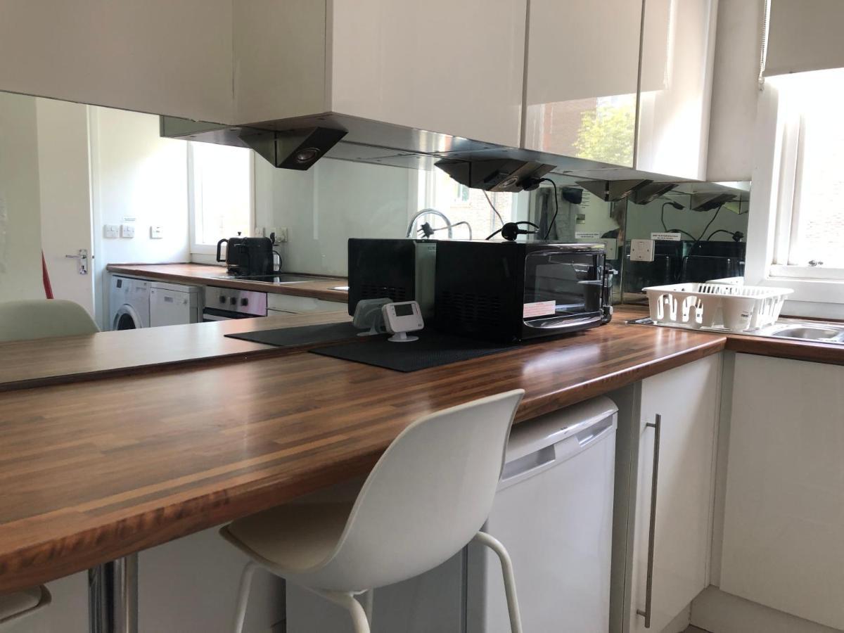 Bright Chiswick Apartment - Great Location Лондон Экстерьер фото
