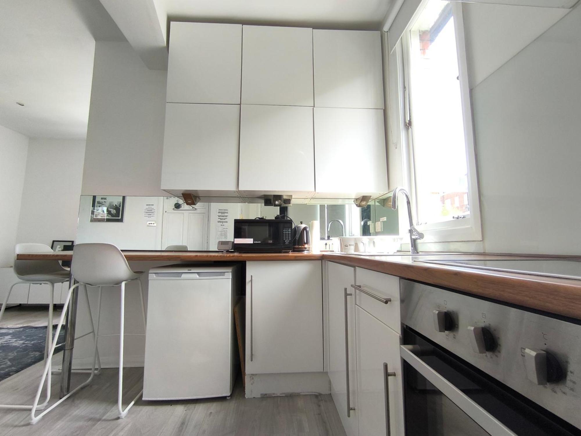 Bright Chiswick Apartment - Great Location Лондон Экстерьер фото